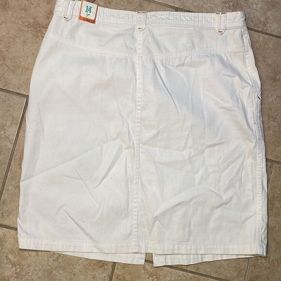 White skirt  - Picture 2 of 4